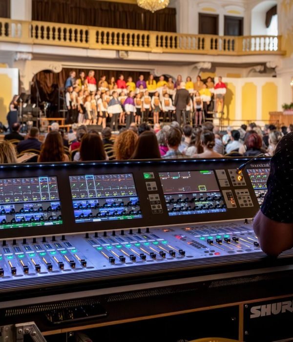 Zámecká jízdárna Českému Krumlovu, Zahajovací koncert Zámecké jízdárny pod taktovkou nového provozovatele Kropeak s.r.o. se nesl v duchu poděkování místním souborům, jednotlivcům a uměleckým uskupením.