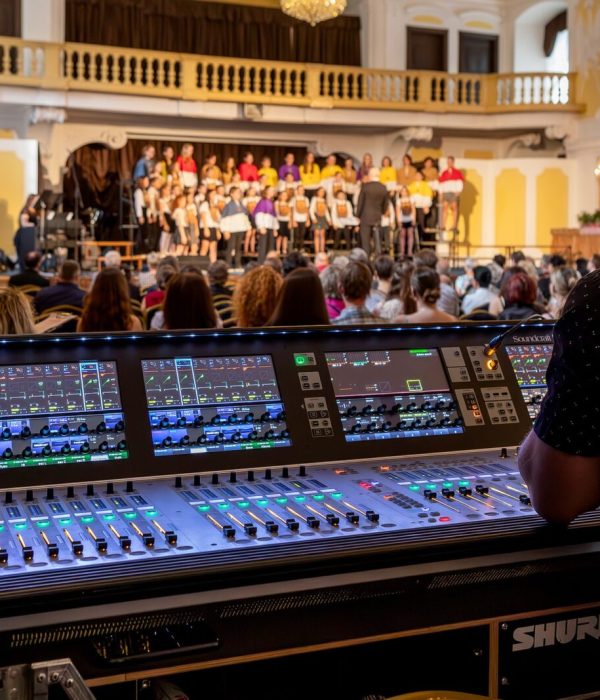 Zámecká jízdárna Českému Krumlovu, Zahajovací koncert Zámecké jízdárny pod taktovkou nového provozovatele Kropeak s.r.o. se nesl v duchu poděkování místním souborům, jednotlivcům a uměleckým uskupením.